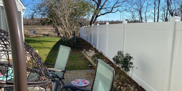 white-vinyl-privacy-fence